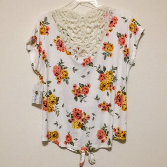 #23 Bobbie Brooks Crochet Back Ivory Floral Top - M - Picture 2 of 2